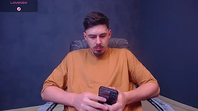 Snapshot of EnzoRace chatting on November 28, 2025, 5:51 am EnzoRace online show from November 28, 2025, 5:51 am