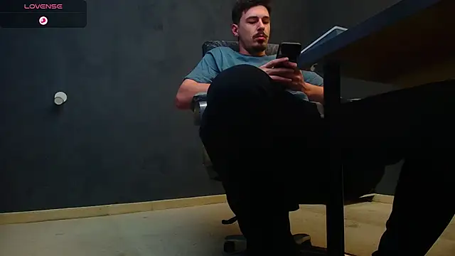 Snapshot of EnzoRace chatting on October 28, 2025, 5:50 am EnzoRace online show from October 28, 2025, 5:50 am