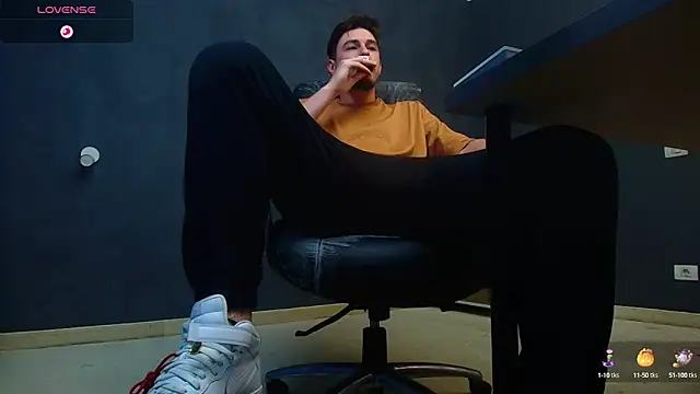 Snapshot of EnzoRace chatting on October 14, 2025, 4:46 am EnzoRace online show from October 14, 2025, 4:46 am