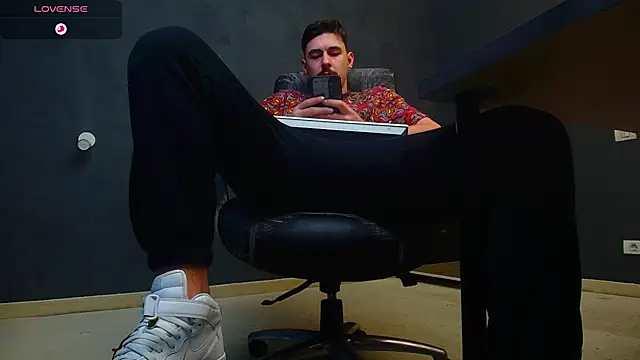 Snapshot of EnzoRace chatting on October 23, 2025, 4:55 am EnzoRace online show from October 23, 2025, 4:55 am