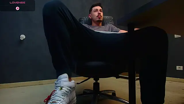 Snapshot of EnzoRace chatting on October 17, 2025, 5:22 am EnzoRace online show from October 17, 2025, 5:22 am