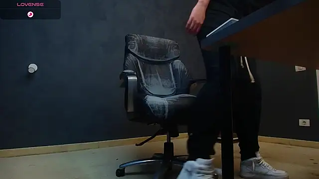 Snapshot of EnzoRace chatting on October 29, 2025, 5:50 am EnzoRace online show from October 29, 2025, 5:50 am