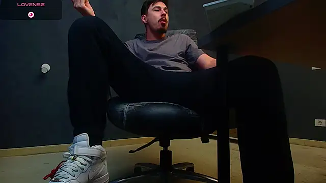 Snapshot of EnzoRace chatting on November 4, 2025, 5:55 am EnzoRace online show from November 4, 2025, 5:55 am