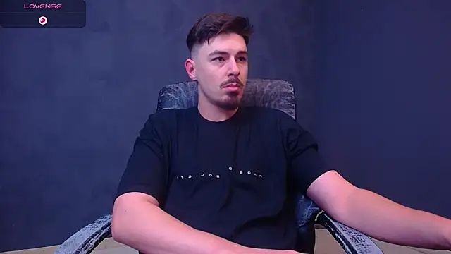 Snapshot of EnzoRace chatting on November 25, 2025, 5:41 am EnzoRace online show from November 25, 2025, 5:41 am