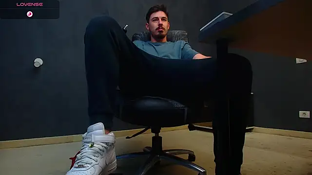 Snapshot of EnzoRace chatting on October 15, 2025, 10:12 am EnzoRace online show from October 15, 2025, 10:12 am