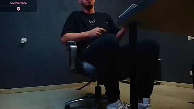 Snapshot of EnzoRace chatting on October 11, 2025, 5:19 am EnzoRace online show from October 11, 2025, 5:19 am