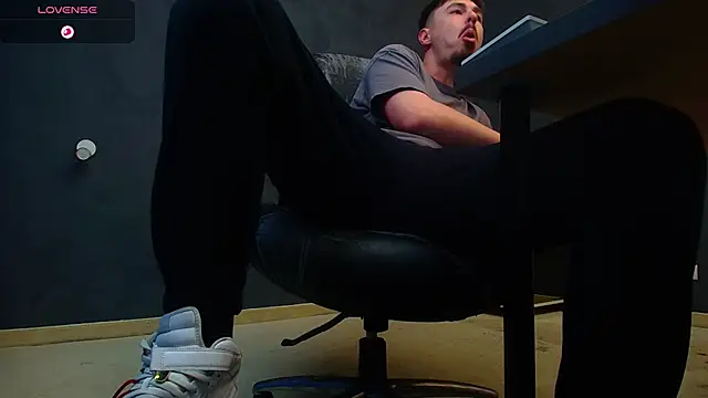 Snapshot of EnzoRace chatting on November 13, 2025, 5:33 am EnzoRace online show from November 13, 2025, 5:33 am