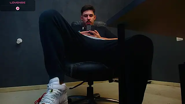 Snapshot of EnzoRace chatting on October 12, 2025, 4:58 am EnzoRace online show from October 12, 2025, 4:58 am