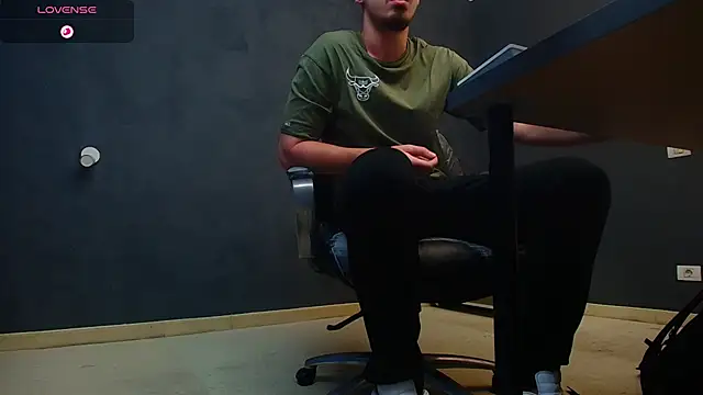 Snapshot of EnzoRace chatting on October 13, 2025, 5:20 am EnzoRace online show from October 13, 2025, 5:20 am