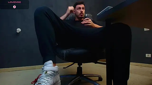 Snapshot of EnzoRace chatting on October 16, 2025, 10:34 am EnzoRace online show from October 16, 2025, 10:34 am