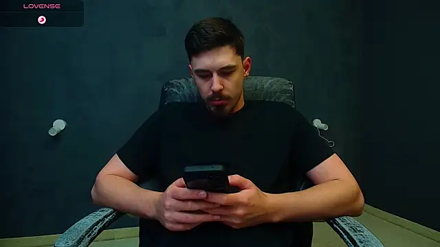 Snapshot of EnzoRace chatting on November 19, 2025, 5:51 am EnzoRace online show from November 19, 2025, 5:51 am