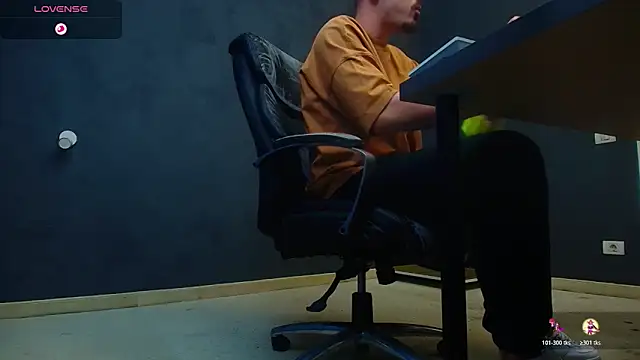 Snapshot of EnzoRace chatting on October 21, 2025, 4:34 am EnzoRace online show from October 21, 2025, 4:34 am