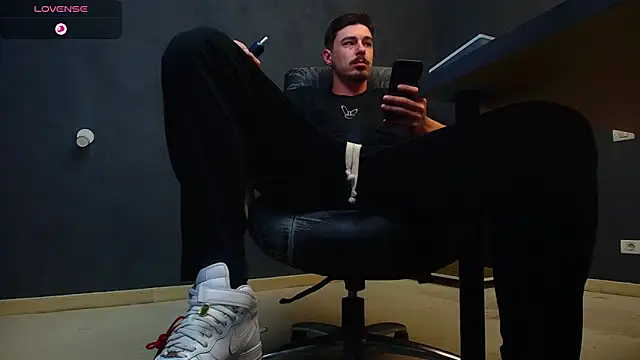 Snapshot of EnzoRace chatting on October 27, 2025, 5:52 am EnzoRace online show from October 27, 2025, 5:52 am