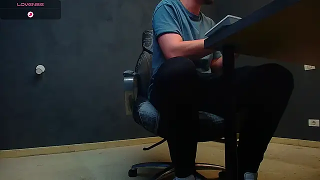 Snapshot of EnzoRace chatting on November 1, 2025, 5:57 am EnzoRace online show from November 1, 2025, 5:57 am