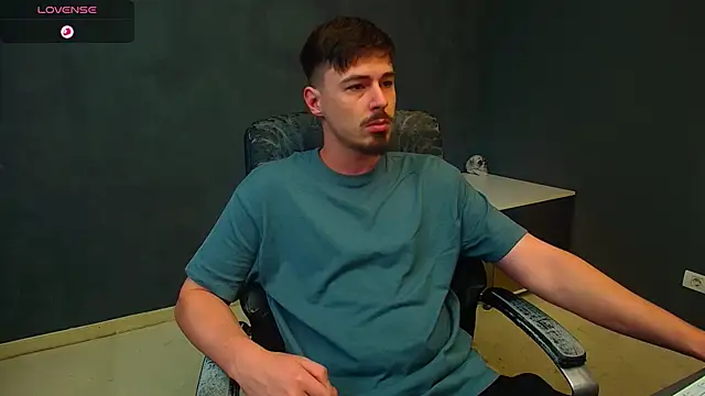 Snapshot of EnzoRace chatting on November 15, 2025, 5:44 am EnzoRace online show from November 15, 2025, 5:44 am