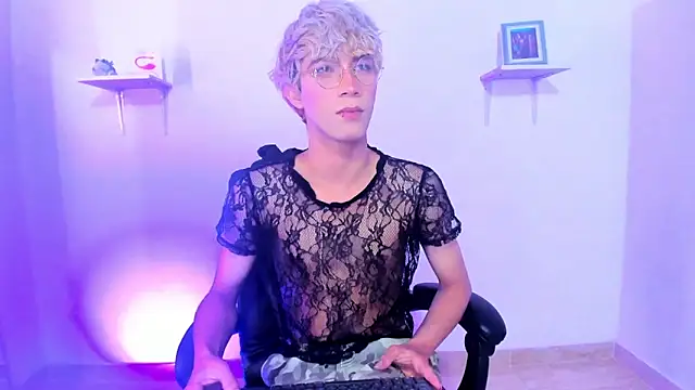 Cooperrosscute233 online show from September 23, 2025, 8:05 pm