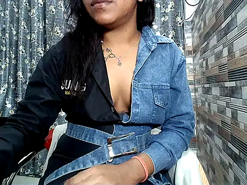 HOT AARVI11 online show from November 4, 2025, 4:00 pm