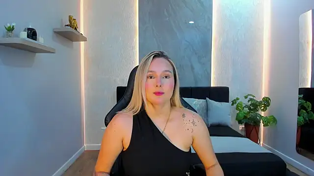 Emmaa white  online show from July 4, 2026, 5:39 pm