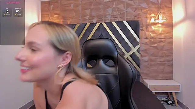 Emmaa white  online show from December 13, 2025, 8:04 pm