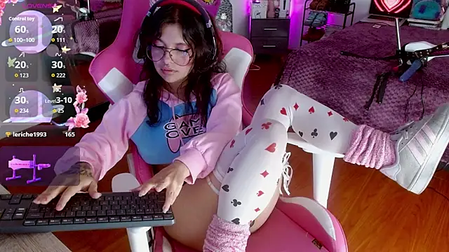 larah uwu online show from September 27, 2025, 7:25 am