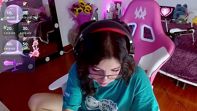 larah uwu online show from September 27, 2025, 7:42 pm