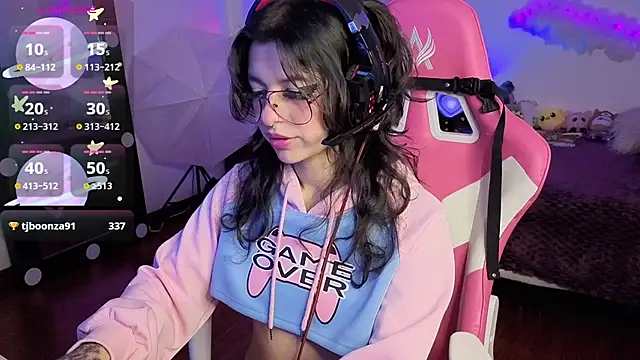 larah uwu online show from November 28, 2025, 7:25 pm