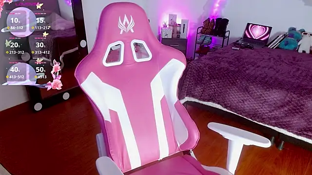 larah uwu online show from September 18, 2025, 7:39 pm