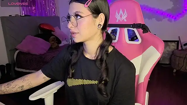 larah uwu online show from February 26, 2026, 7:47 pm