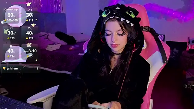 larah uwu online show from April 6, 2026, 9:38 pm