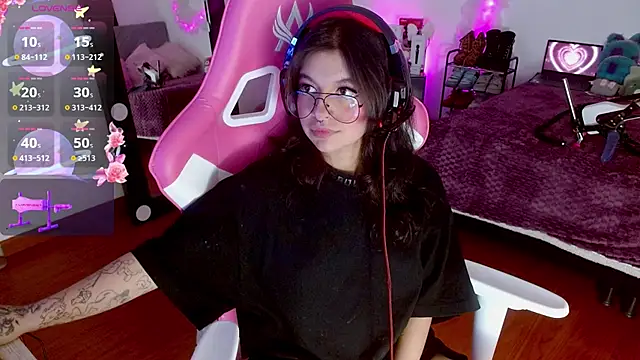 larah uwu online show from September 29, 2025, 8:25 pm