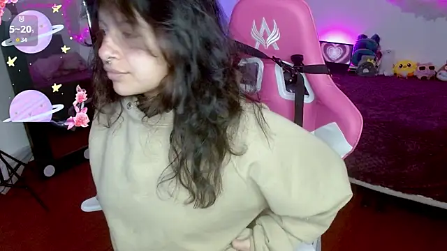 larah uwu online show from October 5, 2025, 7:48 pm