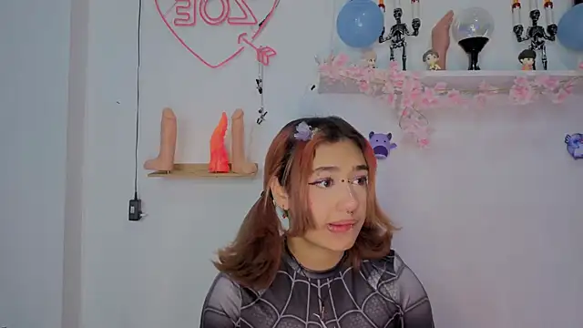 zoelight18 online show from October 24, 2025, 10:03 am