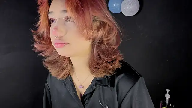 zoelight18 online show from October 5, 2025, 2:08 pm