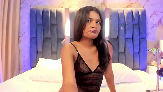 AlaiaMoretti online show from October 30, 2025, 2:43 am