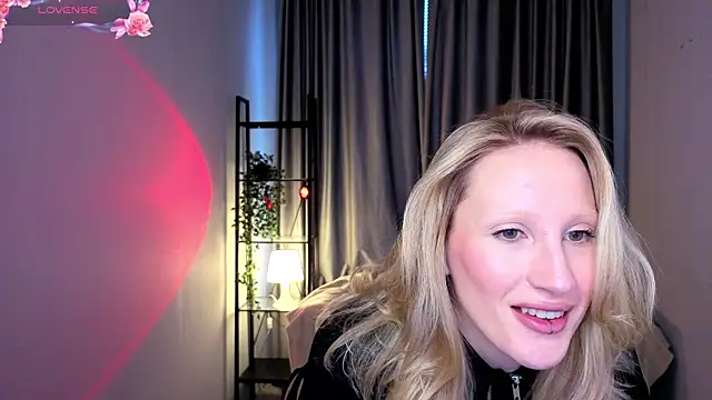 BiancaHelo online show from October 21, 2025, 1:43 pm