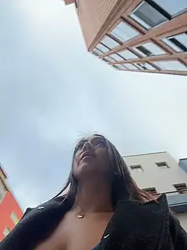 Ninabigtitied online show from December 17, 2025, 5:07 pm