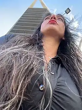 Ninabigtitied online show from November 29, 2025, 1:22 pm