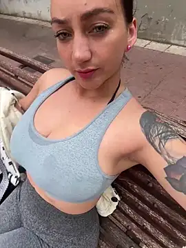 Ninabigtitied online show from September 10, 2025, 1:54 pm