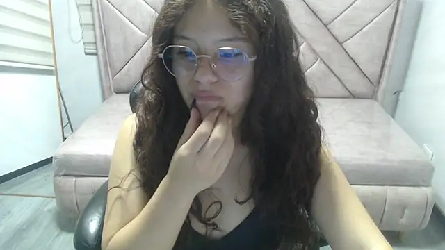 Snapshot of Velvet_Moon_V chatting on March 3, 2026, 7:43 pm Velvet Moon V online show from March 3, 2026, 7:43 pm