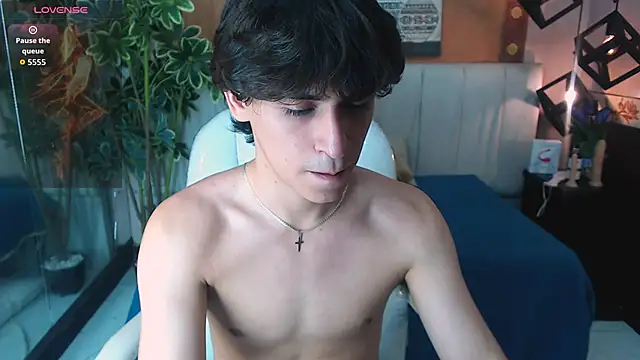 RoberthAlv online show from April 8, 2026, 12:39 pm