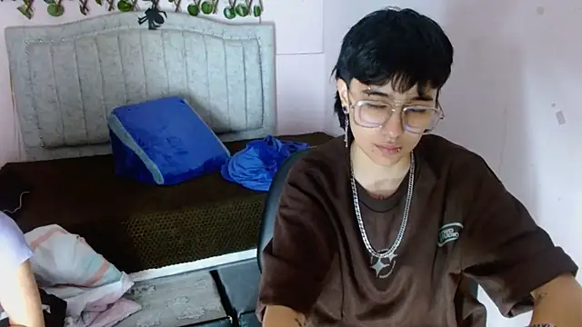 katalinathxandbritney1 online show from December 20, 2025, 4:04 am