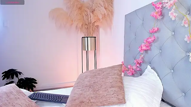 MartinnaGreco online show from April 15, 2026, 8:20 pm