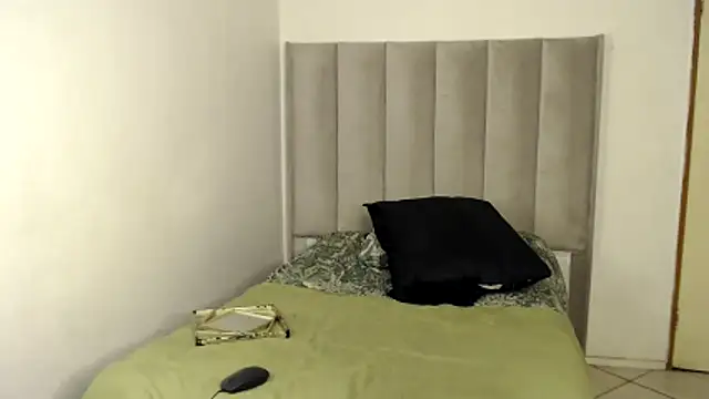 Trans fairy online show from November 12, 2025, 5:39 pm