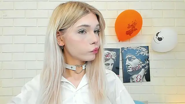 Snapshot of Blondy_Fina chatting on November 12, 2025, 5:00 am Blondy Fina online show from November 12, 2025, 5:00 am