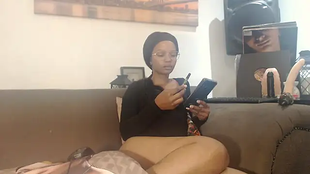 Snapshot of SereneLips chatting on September 28, 2025, 2:24 pm SereneLips online show from September 28, 2025, 2:24 pm