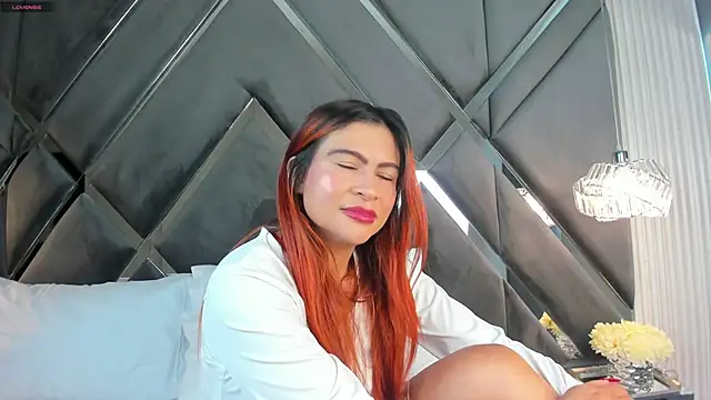 CoraimaSahin online show from December 17, 2025, 4:28 am