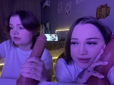 MoonIvy  online show from November 30, 2025, 6:19 pm