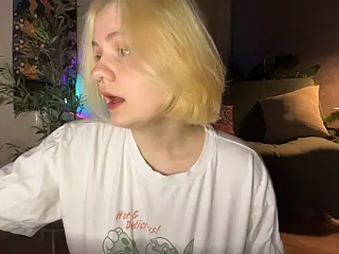 Snapshot of MoonIvy_ chatting on April 30, 2026, 6:48 pm MoonIvy online show from April 30, 2026, 6:48 pm
