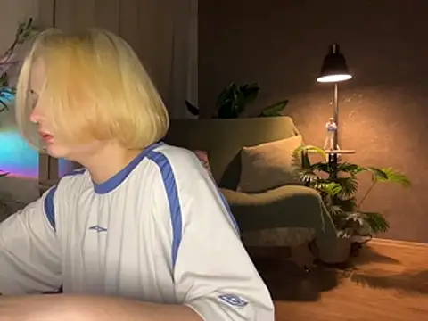 Snapshot of MoonIvy_ chatting on April 19, 2026, 7:16 pm MoonIvy online show from April 19, 2026, 7:16 pm