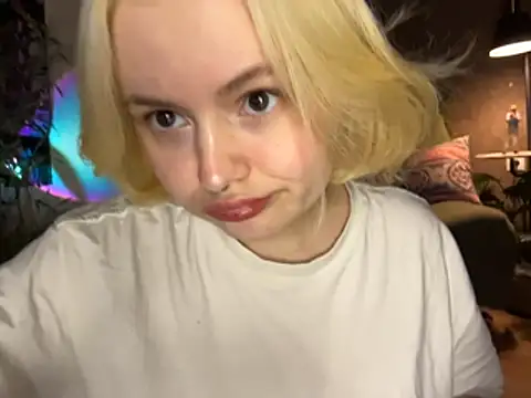 Snapshot of MoonIvy_ chatting on May 2, 2026, 7:30 pm MoonIvy online show from May 2, 2026, 7:30 pm
